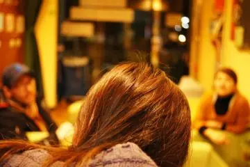Chilling out with friends in the lounge (Photo: Saori Nishikawa)