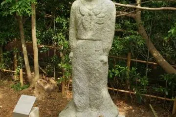 Statue of one of the students. (Photo: <a href="http://commons.wikimedia.org/wiki/File%3AHimeyuri_Peace_Museum10n3000.jpg" target="_blank" rel="noreferrer noopener nofollow">663highland</a> / <a href="https://creativecommons.org/licenses/by-sa/3.0/deed.en" target="_blank" rel="noreferrer noopener nofollow">CC BY-SA 3.0</a>)