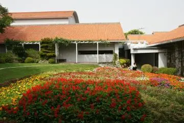 There is a lovely garden in the back of the museum. (Photo: <a href="http://commons.wikimedia.org/wiki/File%3AHimeyuri_Peace_Museum06n3104.jpg" target="_blank" rel="noreferrer noopener nofollow">663highland</a> / <a href="https://creativecommons.org/licenses/by-sa/3.0/deed.en" target="_blank" rel="noreferrer noopener nofollow">CC BY-SA 3.0</a>)
