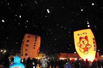The balloon may not be cat shaped, but the Hokkaido cat lights a smile amongst party goers at the Paper Balloon festival (Photo: <a href="http://en.japantravel.com/photos/the-mounds-of-snow-in-yokote" target="_blank" rel="noreferrer noopener nofollow">Jessica Landry</a>)