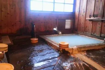 What stories would this bath tell if the walls could talk? (Photo: <a href="http://www.flickr.com/photos/32398343@N00/11712116626/in/photolist-iQXEeh-iQTRAT-iQXw51-iQShLe-iQRrrz-iQWvXj-iQSUor-iQT2q2-iQVSuo-iQUW35-iQUrUk-iQWJR5-iQUBoS-iQS888-iQVUff-iQRuH4-iQVLK7-iQVq7w-iQUvd7-iQSCAW-iQWUMN-iQU5sJ-iQU1ZR-iQTx5n-iQSoUZ-iQTkac-iQUqMw" target="_blank" rel="noreferrer noopener nofollow">Isriya Paireepairit</a>)