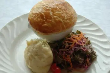 Molly Malone's Beef and Guinness Pie (Photo: <a href="http://www.gethiroshima.com" target="_blank" rel="noreferrer noopener nofollow">GetHiroshima</a>)