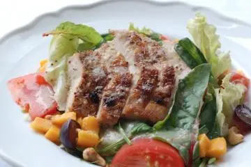 Molly Malone's Chicken Salad (Photo: <a href="http://www.gethiroshima.com" target="_blank" rel="noreferrer noopener nofollow">GetHiroshima</a>)