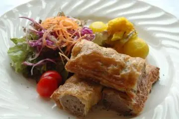 Molly Malone's Sausage Rolls (Photo: <a href="http://www.gethiroshima.com" target="_blank" rel="noreferrer noopener nofollow">GetHiroshima</a>)