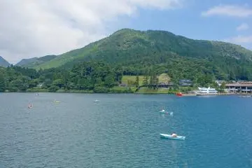 Hakone (Photo: <a href="https://commons.wikimedia.org/wiki/File:Hakone-machi_-_Hakone,_Japan_-_DSC05439.jpg" target="_blank" rel="noreferrer noopener nofollow">Wikimedia</a>)