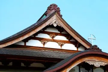 The Cross and Japanese traditional architecture at Our Lady of Akita (Photo: <a href="http://www.flickr.com/photos/chrissam42/3446831817/" target="_blank" rel="noreferrer noopener nofollow">Chris Lewis</a>)
