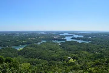 Ago Bay viewed from Yokoyama Viewpoint (Photo: <a href="https://commons.wikimedia.org/wiki/File:Ago_Bay_viewed_from_Yokoyama_Viewpoint.jpg" target="_blank" rel="noreferrer noopener nofollow">Saigen Jiro</a> / <a href="https://creativecommons.org/publicdomain/zero/1.0/" target="_blank" rel="noreferrer noopener nofollow">CC0 1.0</a>)
