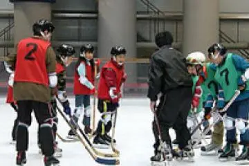 Ice-hockey practice (Photo: <a href="http://www.flickr.com/photos/gethiroshima/" target="_blank" rel="noreferrer noopener nofollow">gethiroshima.com</a>)