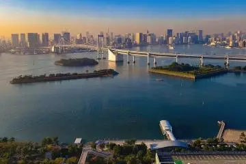 View from the dome of Fuji TV (Photo:  Tokyo Bay, Minato, 20191101 – <a href="https://www.flickr.com/photos/g-rtm/50554177437/in/photolist-2k2inEV-7fm3HS-8HiZqc-7fm3HN-8XfhNA-USr4fT-2hZ83EN-64eYmp-bg5nWk-noQv5c-c68yff-gbScJ4-8L5vHU-R3H7BM-5dQSM3-gbUDis-gbUxk5-gbPRYZ-6GcFRK-gbNH5B-gbPb2J-6goWX3-dg7KBw-9NiVVF-gbKE5K-gbMi8b-UtY69h-gbMHwc-8EZkSg-TQxAHc-gbQmK6-dg7MaR-gbJ56s-dTPxqe-gbJs8U-gbMZkL-gbKYni-gbXC1o-dTPxxD-gbRdr9-gbR99m-6GJZNj-bt2Knr-gbMfp7-gbUxQH-gbN42n-gbQktY-gbKwoA-bt2L2T-gbK5gL" target="_blank" rel="noreferrer noopener nofollow">Gilbert Sopakuwa</a> / <a href="https://creativecommons.org/licenses/by-nc-nd/2.0/" target="_blank" rel="noreferrer noopener nofollow">CC BY-NC-ND 2.0</a>)