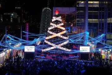 Fuji TV's Christmas display (Photo:  フジテレビ Fuji TV – <a href="https://www.flickr.com/photos/sonotoki/8332948437/in/photolist-5VBbW9-dPZDyZ-6BL8hN-RTGyXu-T7AEPC-GriziD-5Xq93K-7x6jQT-6Gyr2T-4cYoyu-aAQyr2-22f8ZaT-aATgNY-9JM6NM-YLvfG-YG3qx-2jwGTbf-dUAMj-dGmxfM-9sm8az-2aHqn9V-4cUpVR-qKckwz-dP5YzF-751mLb-4cUpFB-9JM6vX-4cUpPc-h8q872-64AD33-4ZBoN7-fLY5kW-4cYotG-qsMD1y-PPpXiP-4ZBmbj-6HHxq5-psdaKQ-nuwVas-6HHz7y-4ZxdFi-tthnLv-64wnxi-6HDvZX-4cUpAe-HvCzK1-YLyvC-dUCpc-3YPpuz-mQ2nS" target="_blank" rel="noreferrer noopener nofollow">annintofu</a> / <a href="https://creativecommons.org/licenses/by-nc-nd/2.0/" target="_blank" rel="noreferrer noopener nofollow">CC BY-NC-ND 2.0</a>)