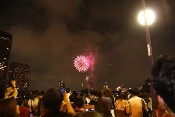 Trying to capture moments of the fireworks. (Photo: HT)