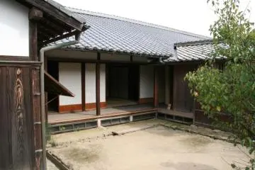 The rear courtyard of the samurai tenement home. (Photo: PPF)