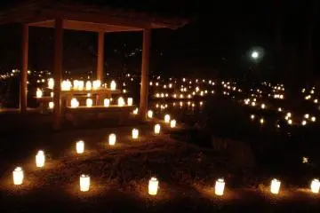 lights around the pond dedicated to breast milk weening mothers (Photo: <a href="http://www.kashimo.net/ogo/namekujimatsuri.html" target="_blank" rel="noreferrer noopener nofollow">kashimo.net</a>)