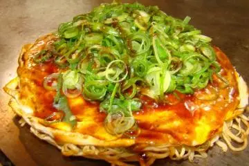 Okonomiyaki (Photo: <a href="http://www.gethiroshima.com" target="_blank" rel="noreferrer noopener nofollow">GetHiroshima</a>)