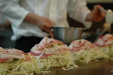 Okonomiyaki (Photo: <a href="http://www.gethiroshima.com" target="_blank" rel="noreferrer noopener nofollow">GetHiroshima</a>)