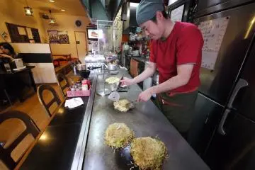Okonomiyaki (Photo: <a href="http://www.gethiroshima.com" target="_blank" rel="noreferrer noopener nofollow">GetHiroshima</a>)