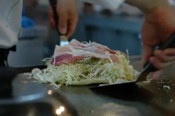 Okonomiyaki (Photo: <a href="http://www.gethiroshima.com" target="_blank" rel="noreferrer noopener nofollow">GetHiroshima</a>)