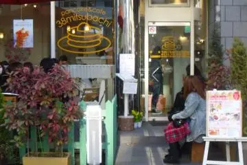 It's a small cafe, and you can often see people waiting at lunchtime.