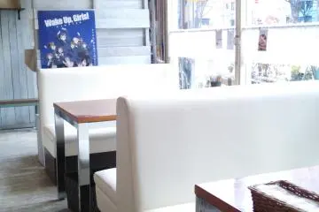 The big windows let lots of light into the cafe.