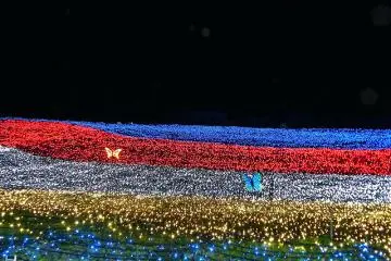 The Naba No Sato gardens ablaze with lights... (Photo:  なばなの里 - nabana no sato – <a href="https://www.flickr.com/photos/emrank/3060484340/" target="_blank" rel="noreferrer noopener nofollow">Emran Kassim</a> / <a href="https://creativecommons.org/licenses/by/2.0/" target="_blank" rel="noreferrer noopener nofollow">CC BY 2.0</a>)
