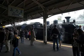 ชานชาลาของสถานีรถไฟโอตารุที่ดูคลาสสิกมากครับ (Photo: <a href="https://en.wikipedia.org/wiki/Otaru_Station#/media/File:Otaru_Station01s3.jpg" target="_blank" rel="noreferrer noopener nofollow">663highland / CC BY 2.5</a>)