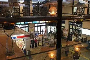 ภายในของสถานีมีการตกแต่งด้วยหลอดไฟโบราณที่ให้แสงสีส้มเหลือง ทำให้สถานีแห่งนี้มีโทนสีนวลชวนฝันมากครับ (Photo: <a href="https://commons.wikimedia.org/wiki/File:Otaru_Station07n.jpg" target="_blank" rel="noreferrer noopener nofollow">663highland</a>)