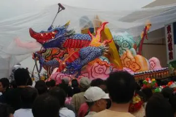 A float being bagged before the rain. (Photo: Helen A. Langford)