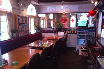 Table seating (Photo: <a href="http://www.flickr.com/photos/gethiroshima/" target="_blank" rel="noreferrer noopener nofollow">gethiroshima.com</a>)