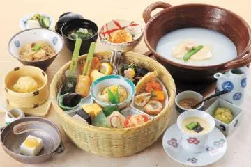 Ume no Hana Hana Kago Bento Course (Photo: <a href="http://www.umenohana.co.jp/n_ume_no_hana/assets_c/2009/06/200906hanakago_bento-1074.html" target="_blank" rel="noreferrer noopener nofollow">UmeNoHana.co.jp</a>)