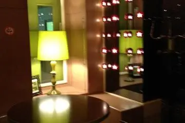 private table (Photo: <a href="https://www.facebook.com/midnightoasisbar" target="_blank" rel="noreferrer noopener nofollow">MidnightOasis</a>)
