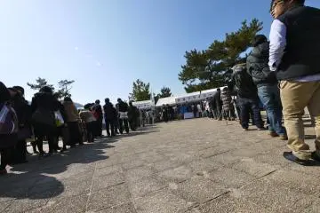 Miyajima Oyster Festival (Photo: <a href="https://www.flickr.com/photos/gethiroshima/6913441307" target="_blank" rel="noreferrer noopener nofollow">GetHiroshima.com</a> / <a href="https://creativecommons.org/licenses/by-nc/2.0/" target="_blank" rel="noreferrer noopener nofollow">CC BY-NC 2.0</a>)