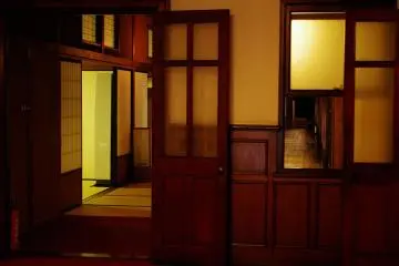Inside Rokkaen, western influence, with tatami mats and paper screens. (Photo: tsuda)