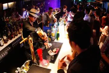 Mixologist plying his trade (Photo: Vanity Lounge)