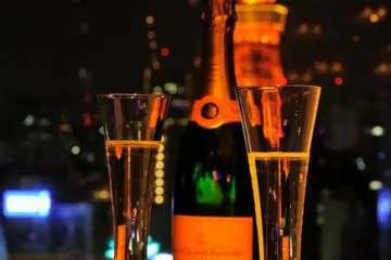 Champagne and Tokyo Tower (Photo: Vanity Lounge)