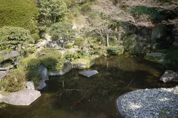 koi pond (Photo: <a href="http://www.flickr.com/photos/gethiroshima/" target="_blank" rel="noreferrer noopener nofollow">gethiroshima.com</a>)