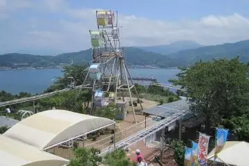 Ferris Wheel and Clifftop Roller Coaster (Photo: <a href="https://www.flickr.com/photos/40295335@N00/6072527312/in/photostream/" target="_blank" rel="noreferrer noopener nofollow">Joel Abroad</a> / <a href="https://creativecommons.org/licenses/by-nc-sa/2.0/" target="_blank" rel="noreferrer noopener nofollow">CC BY-NC-SA 2.0</a>)