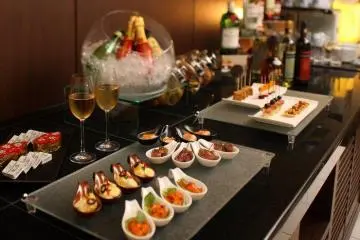 Welcoming Hors d'oeuvre await you in the club lounge after a big day out (Photo: Crowne Plaza Osaka)