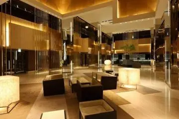 Gold walls remind me of a kyoto palace painting (Photo: Crowne Plaza Osaka)