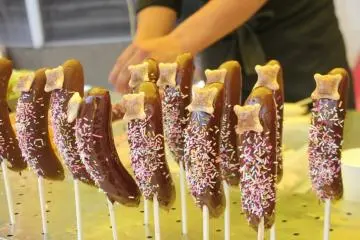 Chocolate-covered bananas are a typical festival food (Photo: Marsita Yunus)