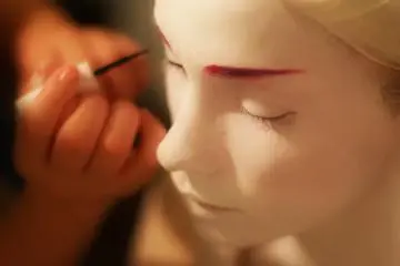 Precision make-up (Photo: Katsura Studio)