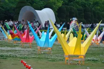 flower festival cranes (Photo: <a href="http://www.flickr.com/photos/gethiroshima/" target="_blank" rel="noreferrer noopener nofollow">gethiroshima.com</a>)