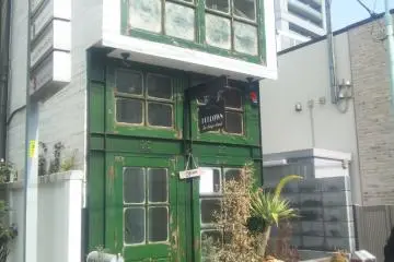 Outside view of the shack (Photo: Vika)