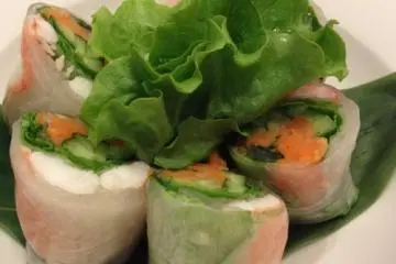 Non-fried spring rolls with shrimp and Thai basil (Photo: PPF)