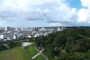 Balcony view overlooking the city (Photo: Rainbow Weekly Monthly Mansion)