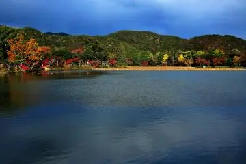Autumn leaves changing color on Mt. Asahara in the background (Photo: MASAYOSHI HIROSE)