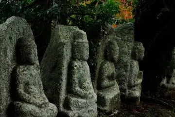 Stone Buddha Statues on the bank of the pond, which made me crouch down and pray (Photo: MASAYOSHI HIROSE)