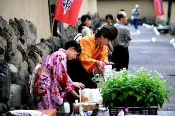 Event staff preparing for the coming night on a Samurai street in Ichijodani Asakura Ruins (Photo: Yukio Yoshida)