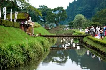 At the entrance gate to Ichijodani Asakura Ruins. Many lanterns were floating on the Ichijodani River (Photo: Yukio Yoshida)