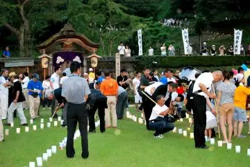 It was getting dark and people were busy preparing the lanterns for the coming light-up event (Photo: Yukio Yoshida)