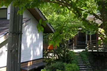 Cottages and bungalows can be rented (Photo: Paul Arenson)